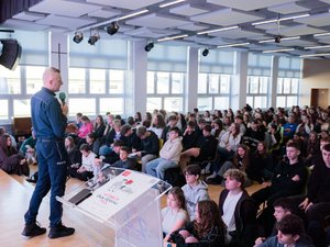 Zdjęcia przedstawiają przebieg debaty społecznej pod nazwą Hejt, konsekwencje prawne i psychologiczne. Na zdjęciach widać uczniów Zespołu Szkół Licealnych w Leżajsku oraz umundurowanego policjanta, który prowadził prelekcje.