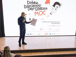 Zdjęcia przedstawiają przebieg debaty społecznej pod nazwą Hejt, konsekwencje prawne i psychologiczne. Na zdjęciach widać uczniów Zespołu Szkół Licealnych w Leżajsku oraz umundurowanego policjanta, który prowadził prelekcje.