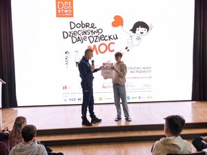 Zdjęcia przedstawiają przebieg debaty społecznej pod nazwą Hejt, konsekwencje prawne i psychologiczne. Na zdjęciach widać uczniów Zespołu Szkół Licealnych w Leżajsku oraz umundurowanego policjanta, który prowadził prelekcje.