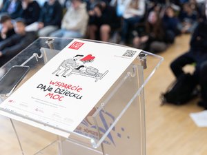 Zdjęcia przedstawiają przebieg debaty społecznej pod nazwą Hejt, konsekwencje prawne i psychologiczne. Na zdjęciach widać uczniów Zespołu Szkół Licealnych w Leżajsku oraz umundurowanego policjanta, który prowadził prelekcje.