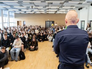 Zdjęcia przedstawiają przebieg debaty społecznej pod nazwą Hejt, konsekwencje prawne i psychologiczne. Na zdjęciach widać uczniów Zespołu Szkół Licealnych w Leżajsku oraz umundurowanego policjanta, który prowadził prelekcje.
