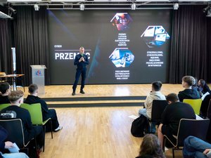 Zdjęcia przedstawiają przebieg debaty społecznej pod nazwą Hejt, konsekwencje prawne i psychologiczne. Na zdjęciach widać uczniów Zespołu Szkół Licealnych w Leżajsku oraz umundurowanego policjanta, który prowadził prelekcje.