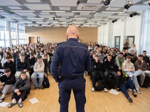 Zdjęcia przedstawiają przebieg debaty społecznej pod nazwą Hejt, konsekwencje prawne i psychologiczne. Na zdjęciach widać uczniów Zespołu Szkół Licealnych w Leżajsku oraz umundurowanego policjanta, który prowadził prelekcje.