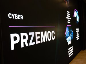 Zdjęcia przedstawiają przebieg debaty społecznej pod nazwą Hejt, konsekwencje prawne i psychologiczne. Na zdjęciach widać uczniów Zespołu Szkół Licealnych w Leżajsku oraz umundurowanego policjanta, który prowadził prelekcje.