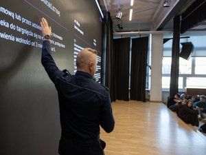 Zdjęcia przedstawiają przebieg debaty społecznej pod nazwą Hejt, konsekwencje prawne i psychologiczne. Na zdjęciach widać uczniów Zespołu Szkół Licealnych w Leżajsku oraz umundurowanego policjanta, który prowadził prelekcje.