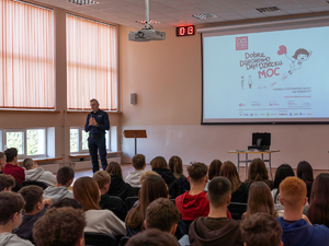 Zdjęcia przedstawiają przebieg debaty społecznej zorganizowanej przez Komendę Powiatową Policji w Leżajsku. Na zdjęciach widać umundurowanego policjanta oraz uczestników debaty.