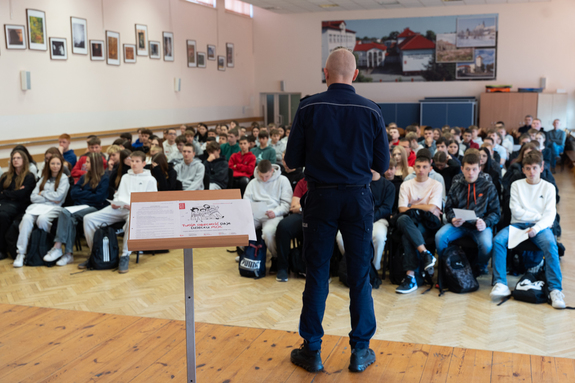 Zdjęcia przedstawiają przebieg debaty społecznej zorganizowanej przez Komendę Powiatową Policji w Leżajsku. Na zdjęciach widać umundurowanego policjanta oraz uczestników debaty.