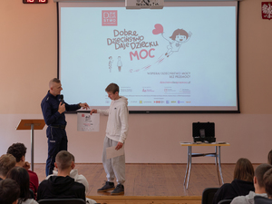 Zdjęcia przedstawiają przebieg debaty społecznej zorganizowanej przez Komendę Powiatową Policji w Leżajsku. Na zdjęciach widać umundurowanego policjanta oraz uczestników debaty.