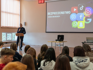 Zdjęcia przedstawiają przebieg debaty społecznej zorganizowanej przez Komendę Powiatową Policji w Leżajsku. Na zdjęciach widać umundurowanego policjanta oraz uczestników debaty.