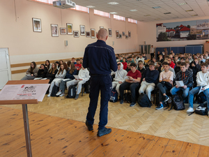 Zdjęcia przedstawiają przebieg debaty społecznej zorganizowanej przez Komendę Powiatową Policji w Leżajsku. Na zdjęciach widać umundurowanego policjanta oraz uczestników debaty.