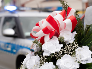 Zdjęcia przedstawiają przebieg obchodów 107. rocznicy odzyskania przez Polskę niepodległości.  Na zdjęciach widoczni są umundurowani funkcjonariusze, którzy zabezpieczali wydarzenie oraz zdjęcia przedstawicieli jednostki, a także pocztu sztandarowego.