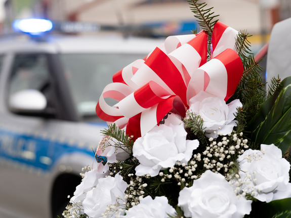 Zdjęcia przedstawiają przebieg obchodów 107. rocznicy odzyskania przez Polskę niepodległości.  Na zdjęciach widoczni są umundurowani funkcjonariusze, którzy zabezpieczali wydarzenie oraz zdjęcia przedstawicieli jednostki, a także pocztu sztandarowego.