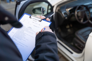 Zdjęcia przedstawiają przebieg ćwiczeń pod nazwą Egida 2025, które zostały przeprowadzone w dniach dziewiętnastego i dwudziestego listopada bieżącego roku w Komendzie Powiatowej Policji w Leżajsku. Na zdjęciach widoczni są umundurowani funkcjonariusze Policji oraz pracownicy cywilni jednostki.
