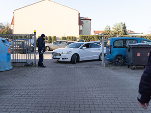 Zdjęcia przedstawiają przebieg ćwiczeń pod nazwą Egida 2025, które zostały przeprowadzone w dniach dziewiętnastego i dwudziestego listopada bieżącego roku w Komendzie Powiatowej Policji w Leżajsku. Na zdjęciach widoczni są umundurowani funkcjonariusze Policji oraz pracownicy cywilni jednostki.