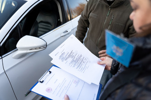 Zdjęcia przedstawiają przebieg ćwiczeń pod nazwą Egida 2025, które zostały przeprowadzone w dniach dziewiętnastego i dwudziestego listopada bieżącego roku w Komendzie Powiatowej Policji w Leżajsku. Na zdjęciach widoczni są umundurowani funkcjonariusze Policji oraz pracownicy cywilni jednostki.