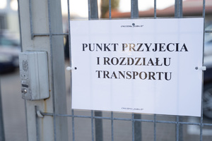 Zdjęcia przedstawiają przebieg ćwiczeń pod nazwą Egida 2025, które zostały przeprowadzone w dniach dziewiętnastego i dwudziestego listopada bieżącego roku w Komendzie Powiatowej Policji w Leżajsku. Na zdjęciach widoczni są umundurowani funkcjonariusze Policji oraz pracownicy cywilni jednostki.