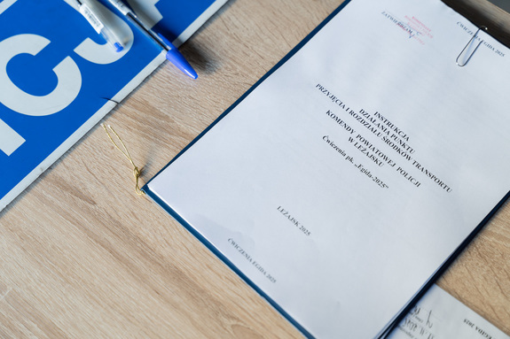 Zdjęcia przedstawiają przebieg ćwiczeń pod nazwą Egida 2025, które zostały przeprowadzone w dniach dziewiętnastego i dwudziestego listopada bieżącego roku w Komendzie Powiatowej Policji w Leżajsku. Na zdjęciach widoczni są umundurowani funkcjonariusze Policji oraz pracownicy cywilni jednostki.
