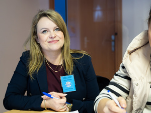 Zdjęcia przedstawiają przebieg ćwiczeń pod nazwą Egida 2025, które zostały przeprowadzone w dniach dziewiętnastego i dwudziestego listopada bieżącego roku w Komendzie Powiatowej Policji w Leżajsku. Na zdjęciach widoczni są umundurowani funkcjonariusze Policji oraz pracownicy cywilni jednostki.