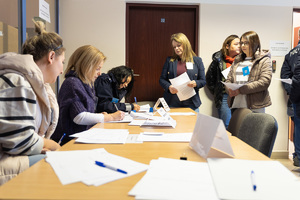 Zdjęcia przedstawiają przebieg ćwiczeń pod nazwą Egida 2025, które zostały przeprowadzone w dniach dziewiętnastego i dwudziestego listopada bieżącego roku w Komendzie Powiatowej Policji w Leżajsku. Na zdjęciach widoczni są umundurowani funkcjonariusze Policji oraz pracownicy cywilni jednostki.