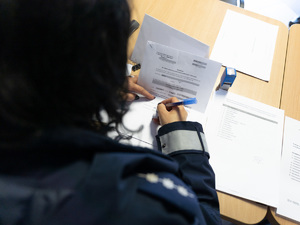 Zdjęcia przedstawiają przebieg ćwiczeń pod nazwą Egida 2025, które zostały przeprowadzone w dniach dziewiętnastego i dwudziestego listopada bieżącego roku w Komendzie Powiatowej Policji w Leżajsku. Na zdjęciach widoczni są umundurowani funkcjonariusze Policji oraz pracownicy cywilni jednostki.