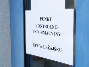 Zdjęcia przedstawiają przebieg ćwiczeń pod nazwą Egida 2025, które zostały przeprowadzone w dniach dziewiętnastego i dwudziestego listopada bieżącego roku w Komendzie Powiatowej Policji w Leżajsku. Na zdjęciach widoczni są umundurowani funkcjonariusze Policji oraz pracownicy cywilni jednostki.