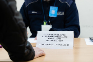 Zdjęcia przedstawiają przebieg ćwiczeń pod nazwą Egida 2025, które zostały przeprowadzone w dniach dziewiętnastego i dwudziestego listopada bieżącego roku w Komendzie Powiatowej Policji w Leżajsku. Na zdjęciach widoczni są umundurowani funkcjonariusze Policji oraz pracownicy cywilni jednostki.