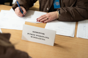 Zdjęcia przedstawiają przebieg ćwiczeń pod nazwą Egida 2025, które zostały przeprowadzone w dniach dziewiętnastego i dwudziestego listopada bieżącego roku w Komendzie Powiatowej Policji w Leżajsku. Na zdjęciach widoczni są umundurowani funkcjonariusze Policji oraz pracownicy cywilni jednostki.