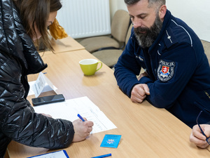 Zdjęcia przedstawiają przebieg ćwiczeń pod nazwą Egida 2025, które zostały przeprowadzone w dniach dziewiętnastego i dwudziestego listopada bieżącego roku w Komendzie Powiatowej Policji w Leżajsku. Na zdjęciach widoczni są umundurowani funkcjonariusze Policji oraz pracownicy cywilni jednostki.