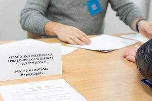 Zdjęcia przedstawiają przebieg ćwiczeń pod nazwą Egida 2025, które zostały przeprowadzone w dniach dziewiętnastego i dwudziestego listopada bieżącego roku w Komendzie Powiatowej Policji w Leżajsku. Na zdjęciach widoczni są umundurowani funkcjonariusze Policji oraz pracownicy cywilni jednostki.