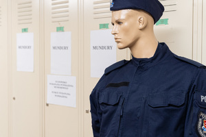 Zdjęcia przedstawiają przebieg ćwiczeń pod nazwą Egida 2025, które zostały przeprowadzone w dniach dziewiętnastego i dwudziestego listopada bieżącego roku w Komendzie Powiatowej Policji w Leżajsku. Na zdjęciach widoczni są umundurowani funkcjonariusze Policji oraz pracownicy cywilni jednostki.