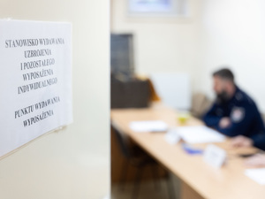 Zdjęcia przedstawiają przebieg ćwiczeń pod nazwą Egida 2025, które zostały przeprowadzone w dniach dziewiętnastego i dwudziestego listopada bieżącego roku w Komendzie Powiatowej Policji w Leżajsku. Na zdjęciach widoczni są umundurowani funkcjonariusze Policji oraz pracownicy cywilni jednostki.