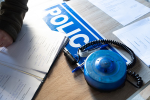 Zdjęcia przedstawiają przebieg ćwiczeń pod nazwą Egida 2025, które zostały przeprowadzone w dniach dziewiętnastego i dwudziestego listopada bieżącego roku w Komendzie Powiatowej Policji w Leżajsku. Na zdjęciach widoczni są umundurowani funkcjonariusze Policji oraz pracownicy cywilni jednostki.