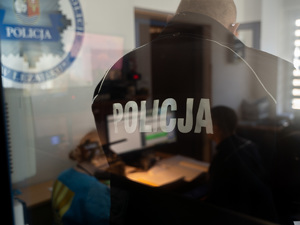 Zdjęcia przedstawiają przebieg ćwiczeń pod nazwą Egida 2025, które zostały przeprowadzone w dniach dziewiętnastego i dwudziestego listopada bieżącego roku w Komendzie Powiatowej Policji w Leżajsku. Na zdjęciach widoczni są umundurowani funkcjonariusze Policji oraz pracownicy cywilni jednostki.