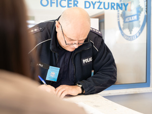 Zdjęcia przedstawiają przebieg ćwiczeń pod nazwą Egida 2025, które zostały przeprowadzone w dniach dziewiętnastego i dwudziestego listopada bieżącego roku w Komendzie Powiatowej Policji w Leżajsku. Na zdjęciach widoczni są umundurowani funkcjonariusze Policji oraz pracownicy cywilni jednostki.