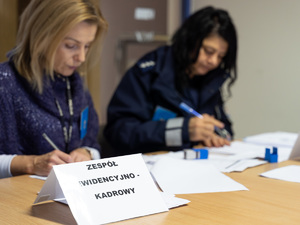 Zdjęcia przedstawiają przebieg ćwiczeń pod nazwą Egida 2025, które zostały przeprowadzone w dniach dziewiętnastego i dwudziestego listopada bieżącego roku w Komendzie Powiatowej Policji w Leżajsku. Na zdjęciach widoczni są umundurowani funkcjonariusze Policji oraz pracownicy cywilni jednostki.