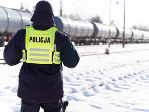 Zdjęcia przedstawiają umundurowanych funkcjonariuszy Komendy Powiatowej Policji w Leżajsku, podczas kontrolowania torowisk w związku z ogólnopolską operacją TOR.