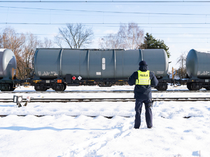 Zdjęcia przedstawiają umundurowanych funkcjonariuszy Komendy Powiatowej Policji w Leżajsku, podczas kontrolowania torowisk w związku z ogólnopolską operacją TOR.