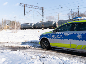 Zdjęcia przedstawiają umundurowanych funkcjonariuszy Komendy Powiatowej Policji w Leżajsku, podczas kontrolowania torowisk w związku z ogólnopolską operacją TOR.