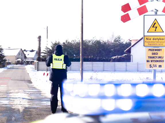 Zdjęcia przedstawiają umundurowanych funkcjonariuszy Komendy Powiatowej Policji w Leżajsku, podczas kontrolowania torowisk w związku z ogólnopolską operacją TOR.