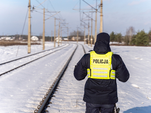 Zdjęcia przedstawiają umundurowanych funkcjonariuszy Komendy Powiatowej Policji w Leżajsku, podczas kontrolowania torowisk w związku z ogólnopolską operacją TOR.