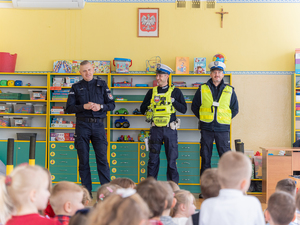 Zdjęcia przedstawiają przebieg zajęć profilaktycznych, które zostały przeprowadzone w przedszkolu numer 4 w Leżajsku przez policjantów Komendy Powiatowej Policji w Leżajsku. Zajęcia dotyczyły bezpiecznego poruszania się przez przejścia dla pieszych przez najmłodszych uczestników ruchu drogowego. Do zajęć zostało wykorzystane mobilne miasteczko ruchu drogowego.