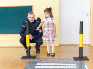 Zdjęcia przedstawiają przebieg zajęć profilaktycznych, które zostały przeprowadzone w przedszkolu numer 4 w Leżajsku przez policjantów Komendy Powiatowej Policji w Leżajsku. Zajęcia dotyczyły bezpiecznego poruszania się przez przejścia dla pieszych przez najmłodszych uczestników ruchu drogowego. Do zajęć zostało wykorzystane mobilne miasteczko ruchu drogowego.