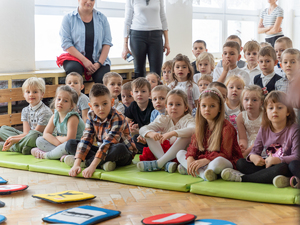 Zdjęcia przedstawiają przebieg zajęć profilaktycznych, które zostały przeprowadzone w przedszkolu numer 4 w Leżajsku przez policjantów Komendy Powiatowej Policji w Leżajsku. Zajęcia dotyczyły bezpiecznego poruszania się przez przejścia dla pieszych przez najmłodszych uczestników ruchu drogowego. Do zajęć zostało wykorzystane mobilne miasteczko ruchu drogowego.