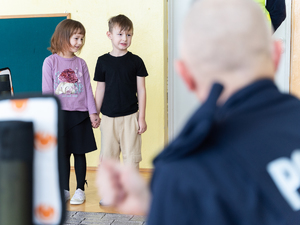 Zdjęcia przedstawiają przebieg zajęć profilaktycznych, które zostały przeprowadzone w przedszkolu numer 4 w Leżajsku przez policjantów Komendy Powiatowej Policji w Leżajsku. Zajęcia dotyczyły bezpiecznego poruszania się przez przejścia dla pieszych przez najmłodszych uczestników ruchu drogowego. Do zajęć zostało wykorzystane mobilne miasteczko ruchu drogowego.