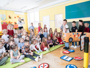 Zdjęcia przedstawiają przebieg zajęć profilaktycznych, które zostały przeprowadzone w przedszkolu numer 4 w Leżajsku przez policjantów Komendy Powiatowej Policji w Leżajsku. Zajęcia dotyczyły bezpiecznego poruszania się przez przejścia dla pieszych przez najmłodszych uczestników ruchu drogowego. Do zajęć zostało wykorzystane mobilne miasteczko ruchu drogowego.