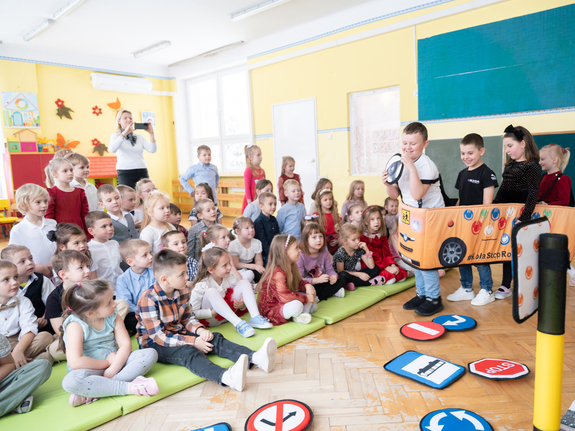 Zdjęcia przedstawiają przebieg zajęć profilaktycznych, które zostały przeprowadzone w przedszkolu numer 4 w Leżajsku przez policjantów Komendy Powiatowej Policji w Leżajsku. Zajęcia dotyczyły bezpiecznego poruszania się przez przejścia dla pieszych przez najmłodszych uczestników ruchu drogowego. Do zajęć zostało wykorzystane mobilne miasteczko ruchu drogowego.