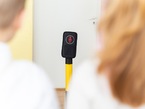 Zdjęcia przedstawiają przebieg zajęć profilaktycznych, które zostały przeprowadzone w przedszkolu numer 4 w Leżajsku przez policjantów Komendy Powiatowej Policji w Leżajsku. Zajęcia dotyczyły bezpiecznego poruszania się przez przejścia dla pieszych przez najmłodszych uczestników ruchu drogowego. Do zajęć zostało wykorzystane mobilne miasteczko ruchu drogowego.