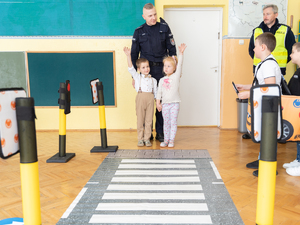 Zdjęcia przedstawiają przebieg zajęć profilaktycznych, które zostały przeprowadzone w przedszkolu numer 4 w Leżajsku przez policjantów Komendy Powiatowej Policji w Leżajsku. Zajęcia dotyczyły bezpiecznego poruszania się przez przejścia dla pieszych przez najmłodszych uczestników ruchu drogowego. Do zajęć zostało wykorzystane mobilne miasteczko ruchu drogowego.