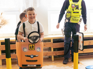 Zdjęcia przedstawiają przebieg zajęć profilaktycznych, które zostały przeprowadzone w przedszkolu numer 4 w Leżajsku przez policjantów Komendy Powiatowej Policji w Leżajsku. Zajęcia dotyczyły bezpiecznego poruszania się przez przejścia dla pieszych przez najmłodszych uczestników ruchu drogowego. Do zajęć zostało wykorzystane mobilne miasteczko ruchu drogowego.