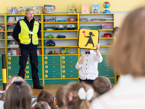 Zdjęcia przedstawiają przebieg zajęć profilaktycznych, które zostały przeprowadzone w przedszkolu numer 4 w Leżajsku przez policjantów Komendy Powiatowej Policji w Leżajsku. Zajęcia dotyczyły bezpiecznego poruszania się przez przejścia dla pieszych przez najmłodszych uczestników ruchu drogowego. Do zajęć zostało wykorzystane mobilne miasteczko ruchu drogowego.